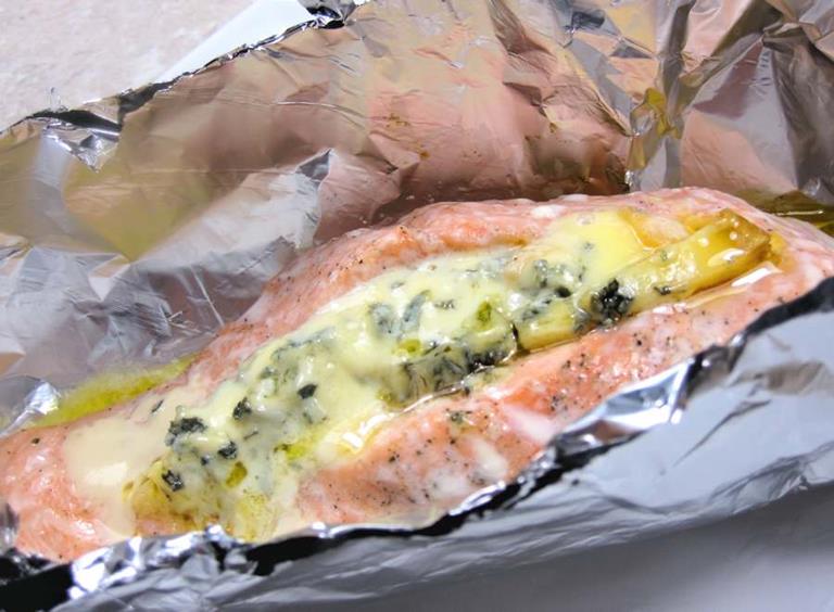 https://www.cuisinefiend.com/RecipeImages/Salmon%20with%20blue%20cheese%20en%20papillote/salmon-with-blue-cheese-1-768.jpg