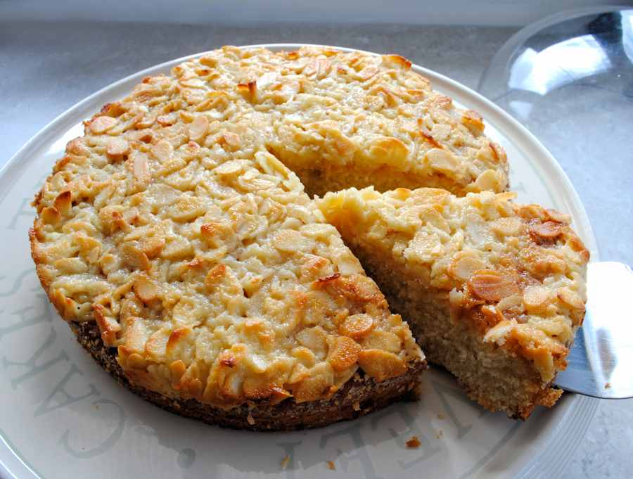 Almond and apple cake
